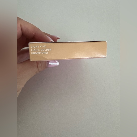 One/Size Turn Up The Base Foundation Powder Light 4 Golden Undertones New - Picture 2 of 5